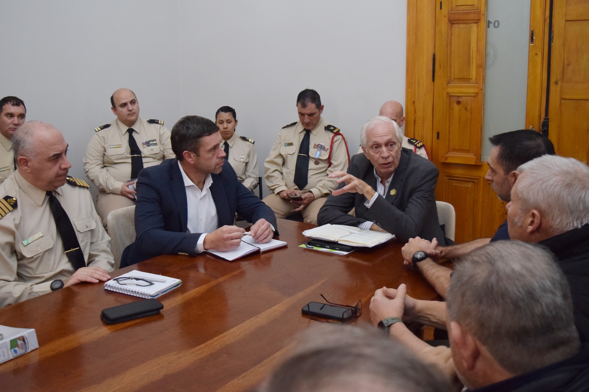 alt="o Reunión de trabajo entre gobierno y prefectura sobre evacuación de ganado en islas de Entre Ríos"