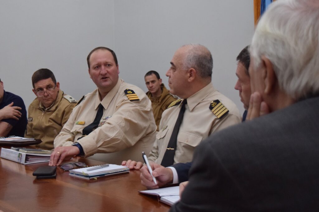 alt="Oficiales de Prefectura coordinando la logística para la evacuación de ganado en islas de Entre Ríos"