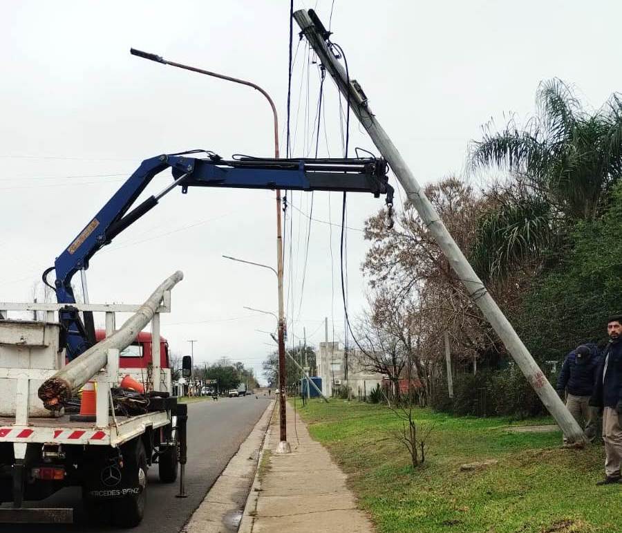 alt="Grúa municipal repara un poste eléctrico dañado, parte de las consecuencias del temporal en Concordia"