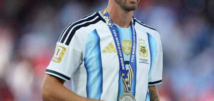 alt="Imagen de difusión del homenaje que se realizará en Concordia con la fotografía de Marcos Senesi luciendo la medalla obtenida en el Mundial 2026"