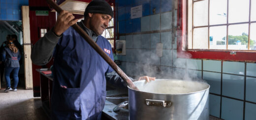 alt="Cocinero prepara la merienda en los comedores escolares de Entre Ríos"