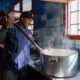 alt="Cocinero prepara la merienda en los comedores escolares de Entre Ríos"