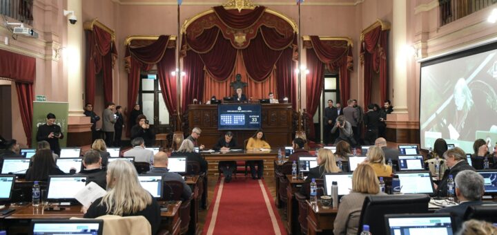 alt="Recinto de la Cámara de Diputados durante el ingreso del proyecto de reforma previsional que cuenta con media sanción del Senado"