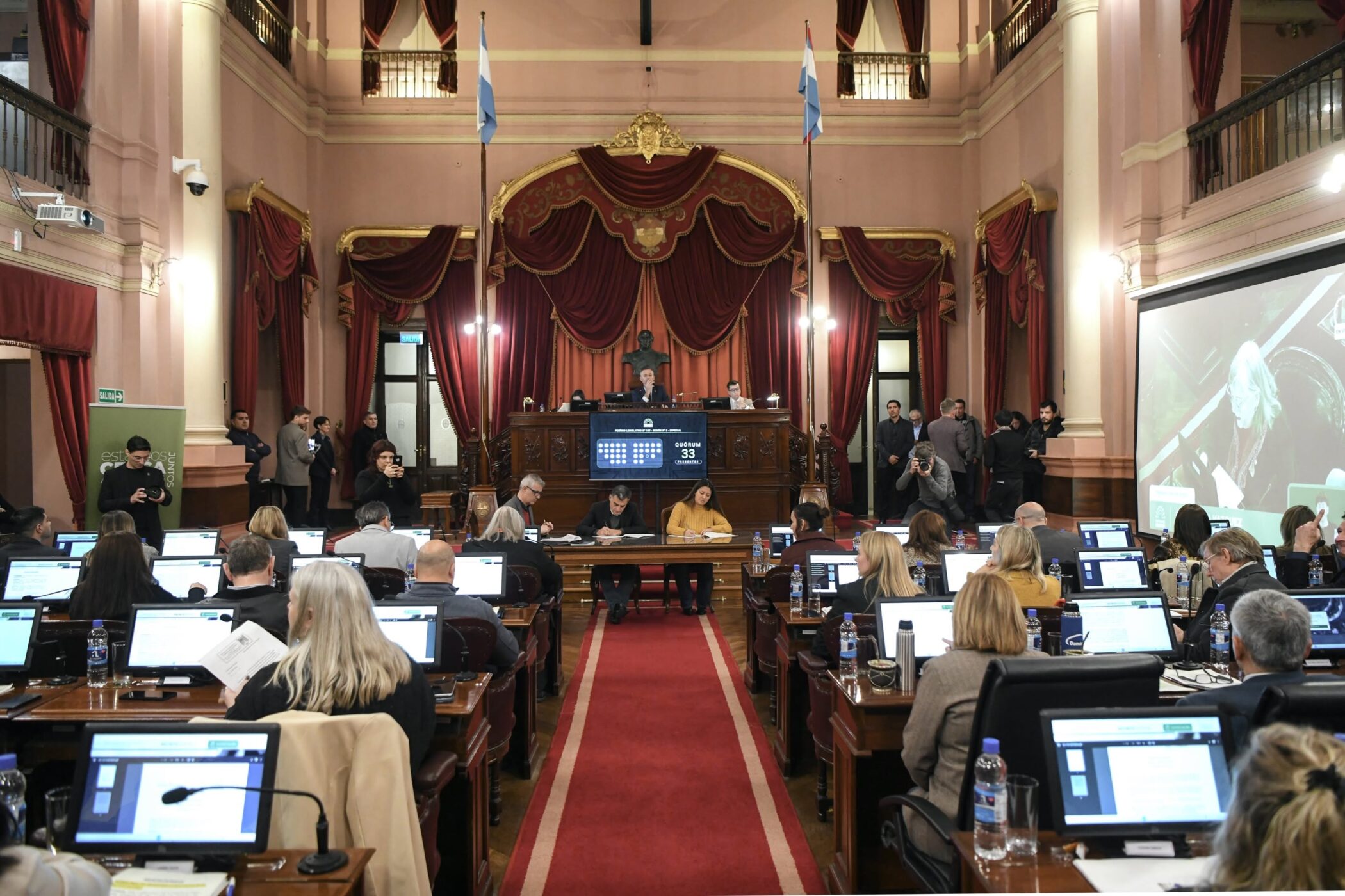 alt="Recinto de la Cámara de Diputados durante el ingreso del proyecto de reforma previsional que cuenta con media sanción del Senado"