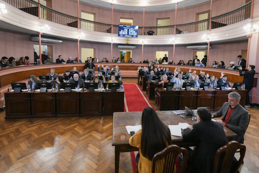 alt="Legisladores votan en la Cámara de Diputados en el marco de la reforma previsional de Entre Ríos"