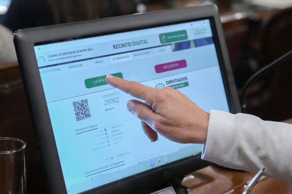 alt="Pantalla del sistema de votación digital durante el tratamiento de la reforma previsional en la Cámara de Diputados de Entre Ríos"