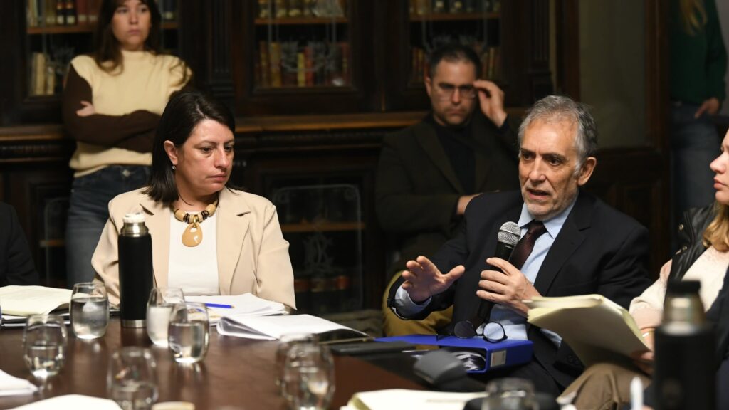 alt="El fiscal de Estado expone en comisión sobre la reforma previsional en Diputados de Entre Ríos"