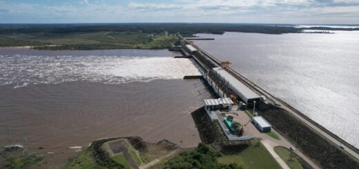 alt="Vista aérea de la represa de Salto Grande durante la creciente del río Uruguay en Concordia"