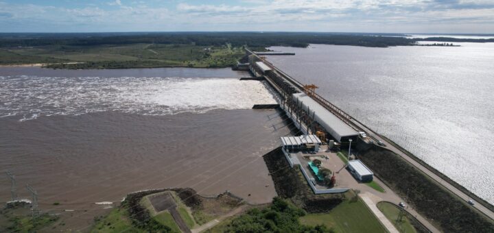 alt="Vista aérea de la represa de Salto Grande durante la creciente del río Uruguay en Concordia"