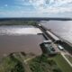 alt="Vista aérea de la represa de Salto Grande durante la creciente del río Uruguay en Concordia"