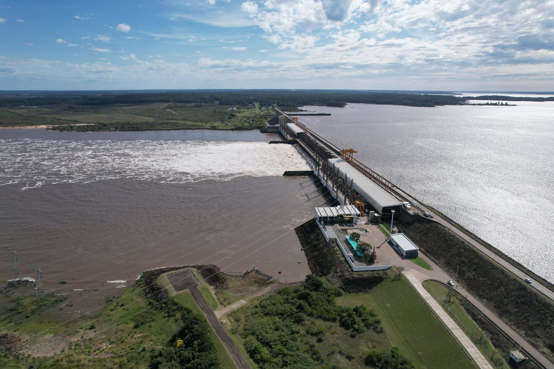 alt="Vista aérea de la represa de Salto Grande durante la creciente del río Uruguay en Concordia"