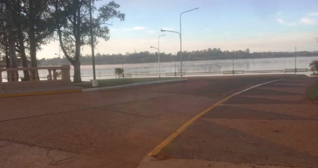 alt="Costanera de Concordia con tránsito restringido por la creciente del río Uruguay en Concordia"