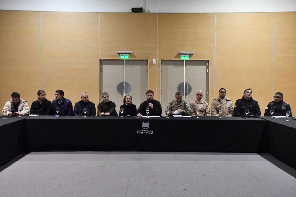 alt="Autoridades del COE en Concordia reunidas por la creciente del río Uruguay en Concordia"
