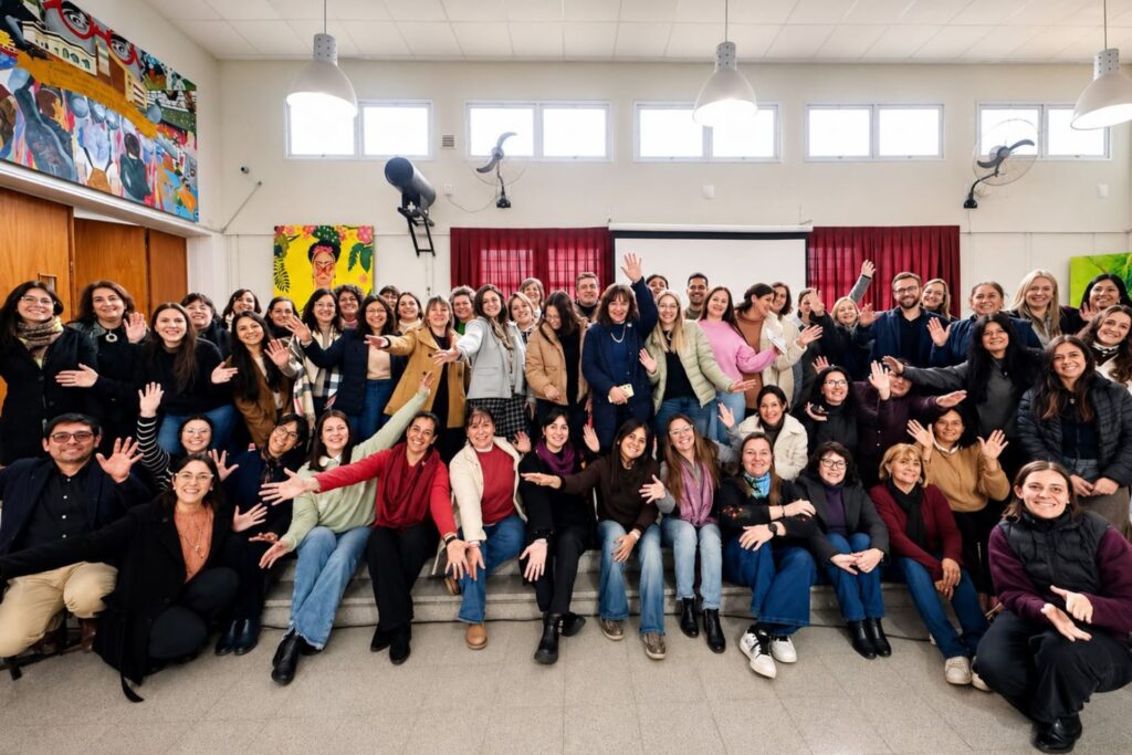 alt="grupo de docentes que se capacitó a través del programa Red de Escuelas que Transforman"