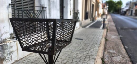 alt="Cesto de residuos en la vía pública en el marco de la licitación de recolección de residuos en Concordia"