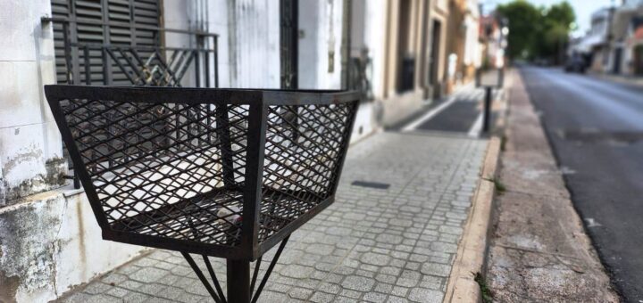 alt="Cesto de residuos en la vía pública en el marco de la licitación de recolección de residuos en Concordia"