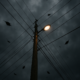 alt="poste de alumbrado público y cielo de tormenta por alerta amarilla por tormentas intensas"