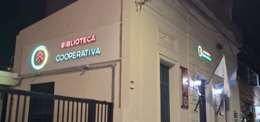 alt="Fachada de la Biblioteca Serebrinsky donde se dictan los cursos gratuitos de la Cooperativa Eléctrica"