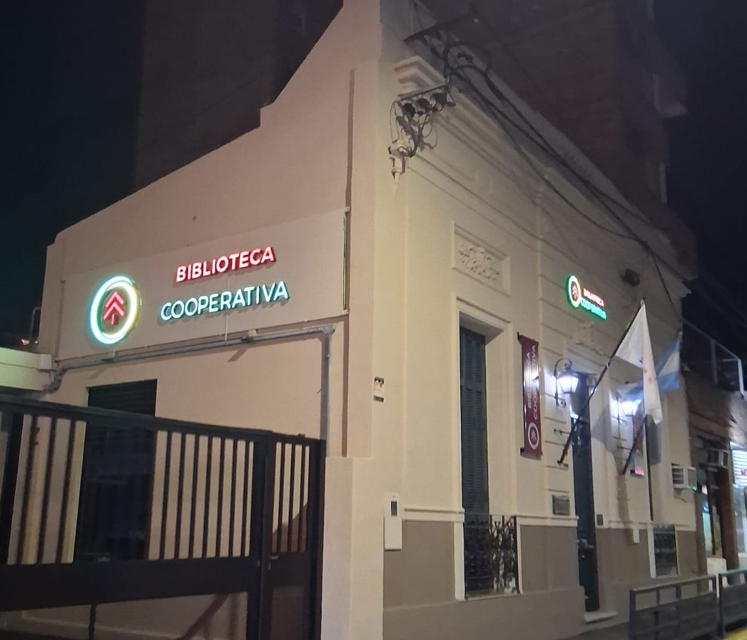 alt="Fachada de la Biblioteca Serebrinsky donde se dictan los cursos gratuitos de la Cooperativa Eléctrica"