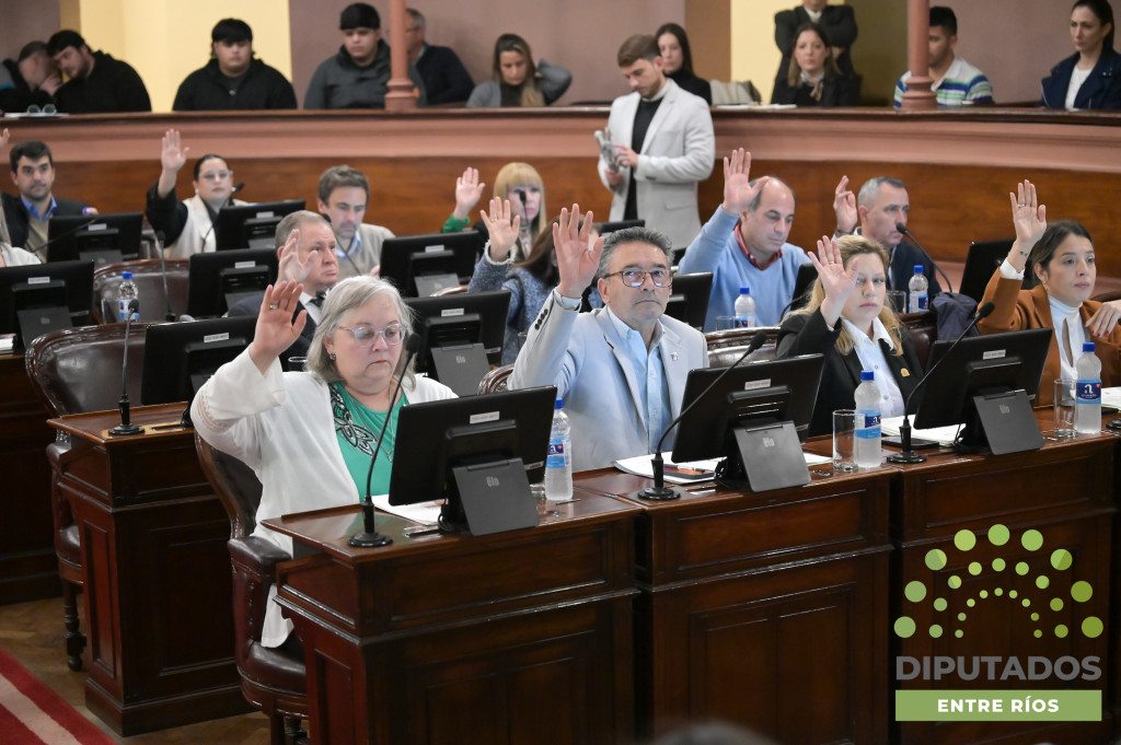 alt="Legisladores levantan la mano durante la votación de la reforma previsional en Entre Ríos"