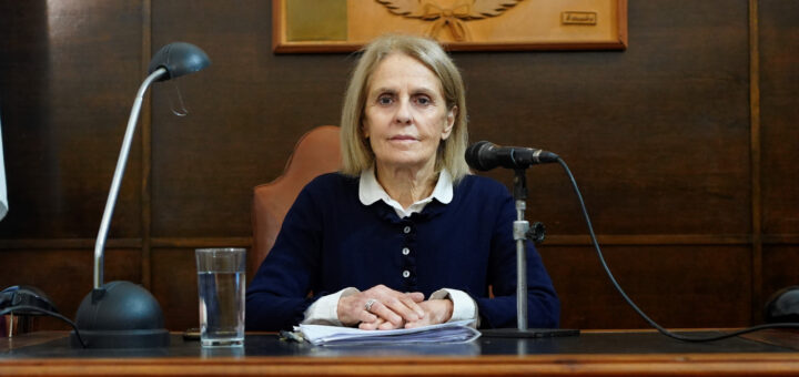 alt="Primer plano de Magdalena Reta de Urquiza en la sesión del Concejo de Concordia que votó alivio fiscal para damnificados por el temporal"