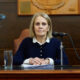 alt="Primer plano de Magdalena Reta de Urquiza en la sesión del Concejo de Concordia que votó alivio fiscal para damnificados por el temporal"