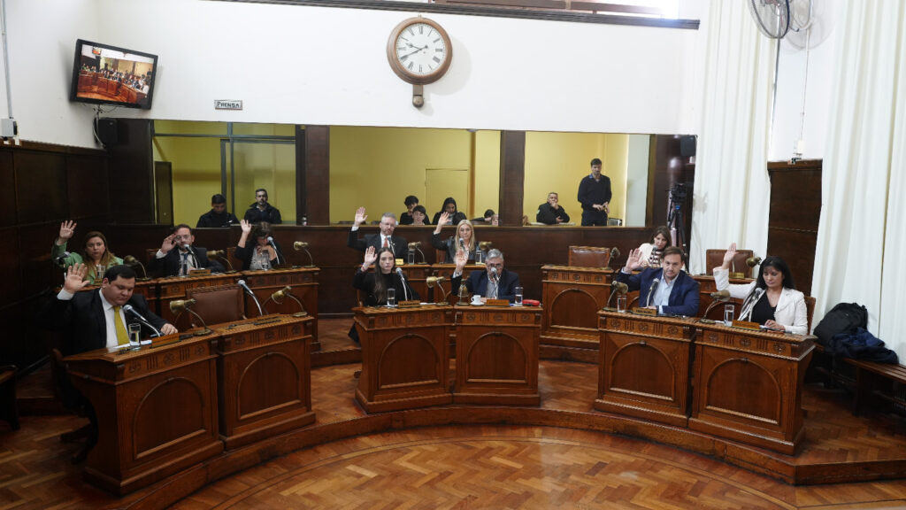 alt="concejales votan el alivio fiscal en el recinto del Concejo Deliberante de Concordia"