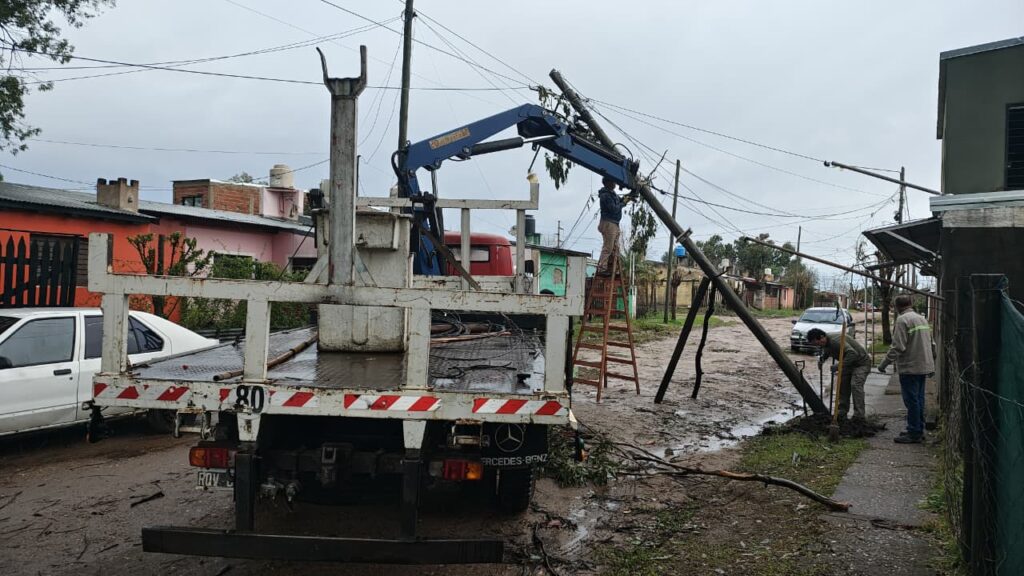 alt="Operarios reparan daños eléctricos en Concordia"
