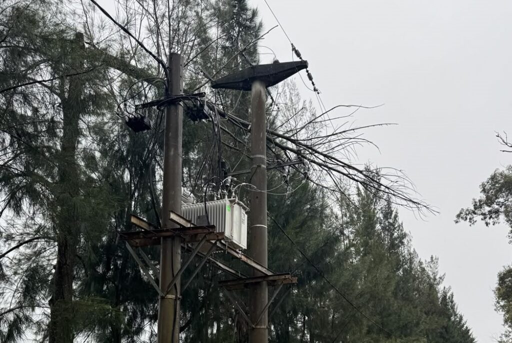 alt="Primer plano de subestación dañada en Concordia, clave para la restitución del suministro eléctrico tras tormenta en Concordia"