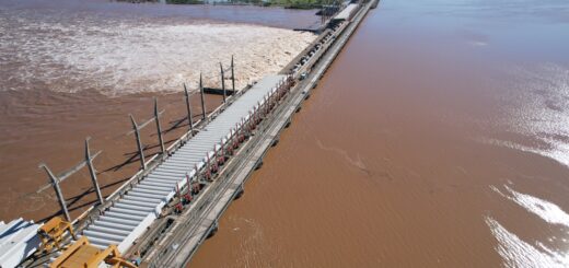 alt="Fotografía aérea de la represa de Salto Grande que ilustra la estabilización del río Uruguay en el complejo hidroeléctrico"