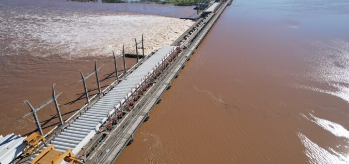 alt="Fotografía aérea de la represa de Salto Grande que ilustra la estabilización del río Uruguay en el complejo hidroeléctrico"