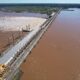 alt="Fotografía aérea de la represa de Salto Grande que ilustra la estabilización del río Uruguay en el complejo hidroeléctrico"