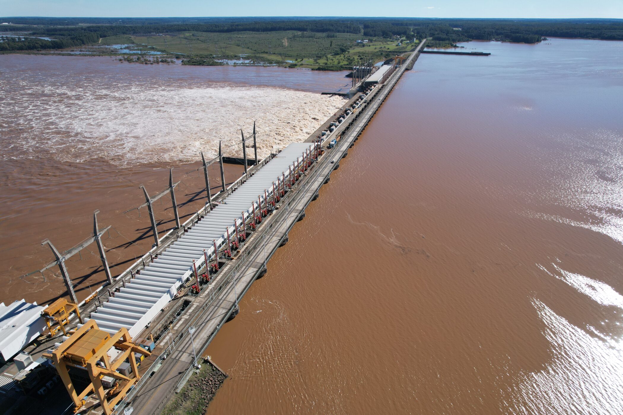 alt="Fotografía aérea de la represa de Salto Grande que ilustra la estabilización del río Uruguay en el complejo hidroeléctrico"