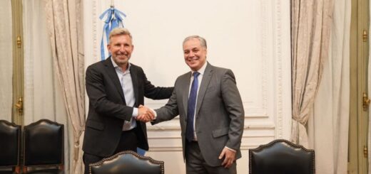 alt="Rogelio Frigerio y Guillermo Héctor Arancibia sellan el acuerdo entre Entre Ríos y ANSES por déficit previsional"