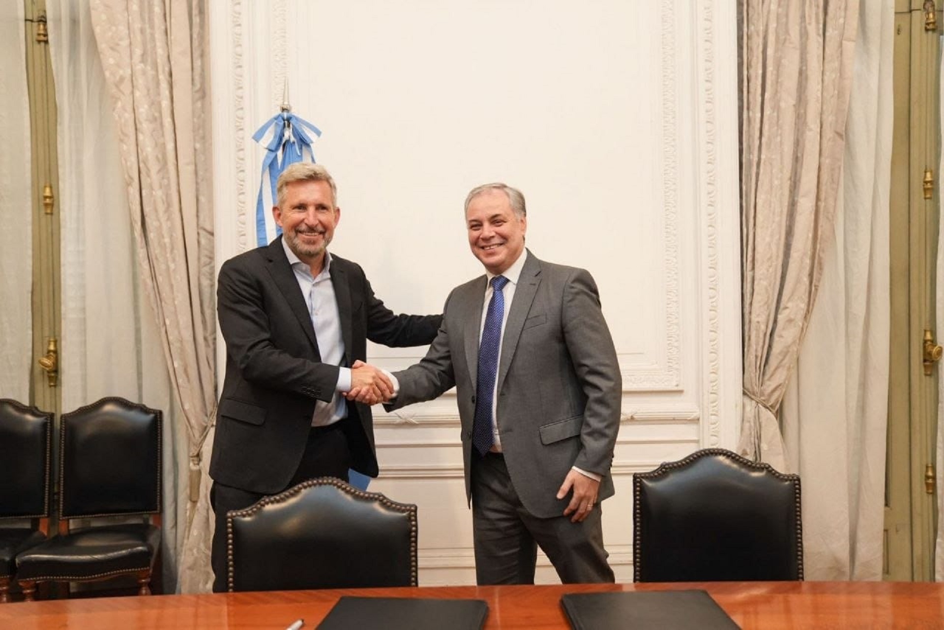 alt="Rogelio Frigerio y Guillermo Héctor Arancibia sellan el acuerdo entre Entre Ríos y ANSES por déficit previsional"