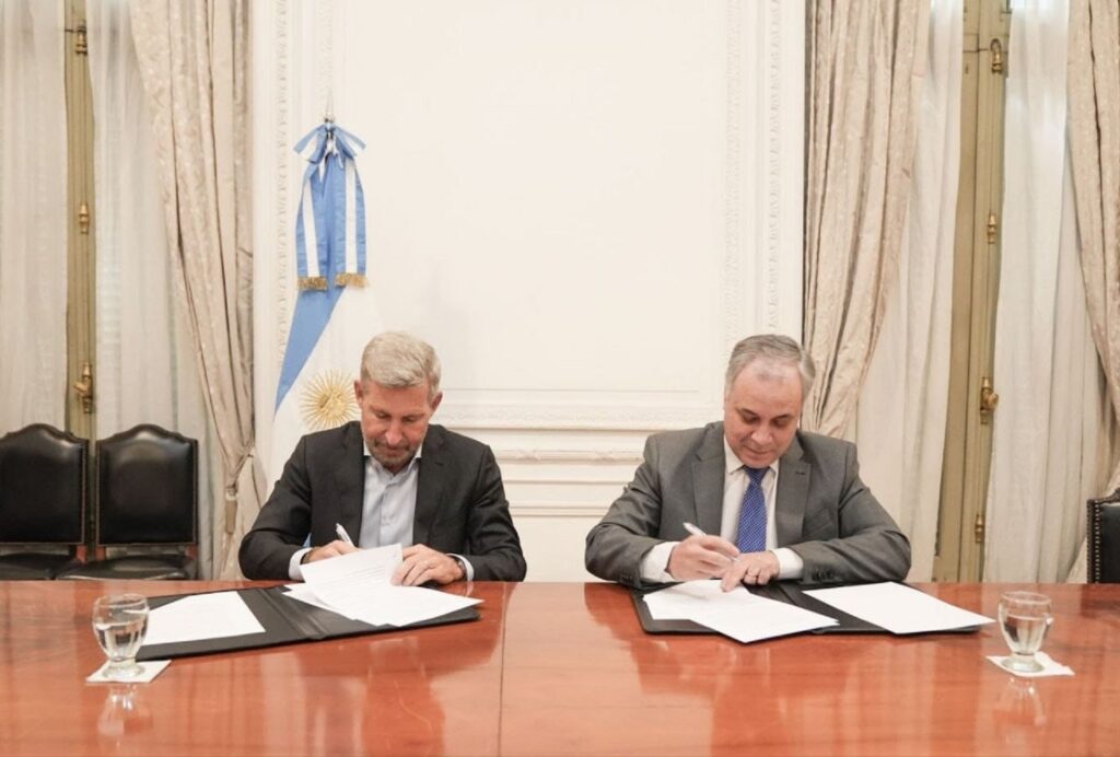 alt="Frigerio y Arancibia, en el momento de firmar el acuerdo entre Entre Ríos y ANSES por déficit previsional"