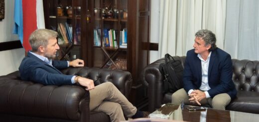alt="Encuentro oficial entre el gobernador de Entre Ríos y el intendente de Federación para analizar proyectos de infraestructura"