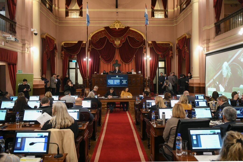 alt="recinto de la cámara de diputados y legisladores que tratarán el proyecto de ley por la crisis de la citricultura entrerriana"