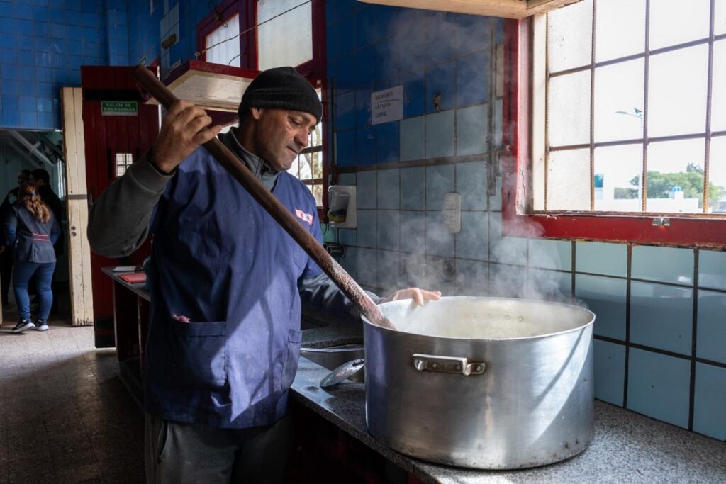 alt="cautelar por los comedores escolares en Entre Ríos - cocina de un comedor escolar"