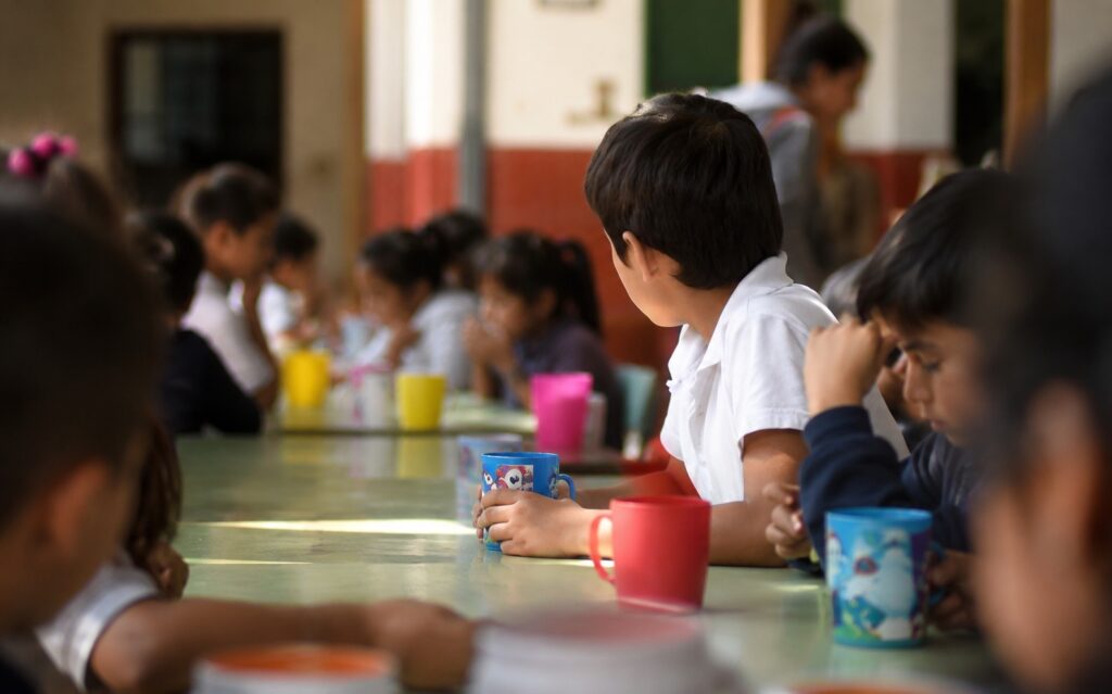 alt="cautelar por los comedores escolares en Entre Ríos - alumnos en un comedor escolar"