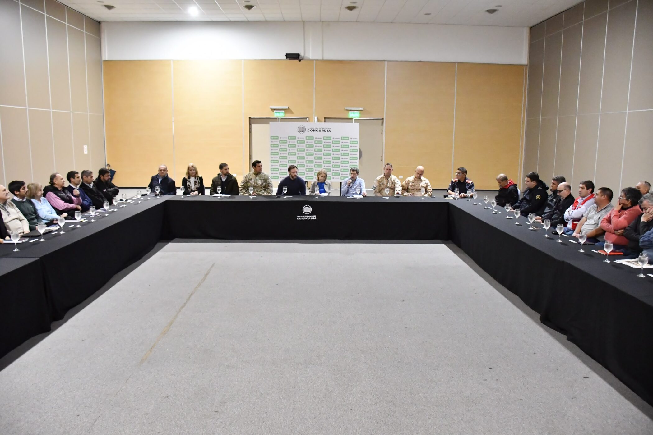 alt="Mesa de trabajo del COE de Concordia analizando la situación crítica por la crecida del río Uruguay y la emergencia hídrica en Concordia por El Niño"