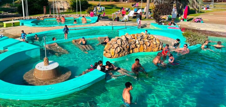 alt="vacaciones de invierno 2026 en Concordia, bañistas en las Termas del Ayuí"