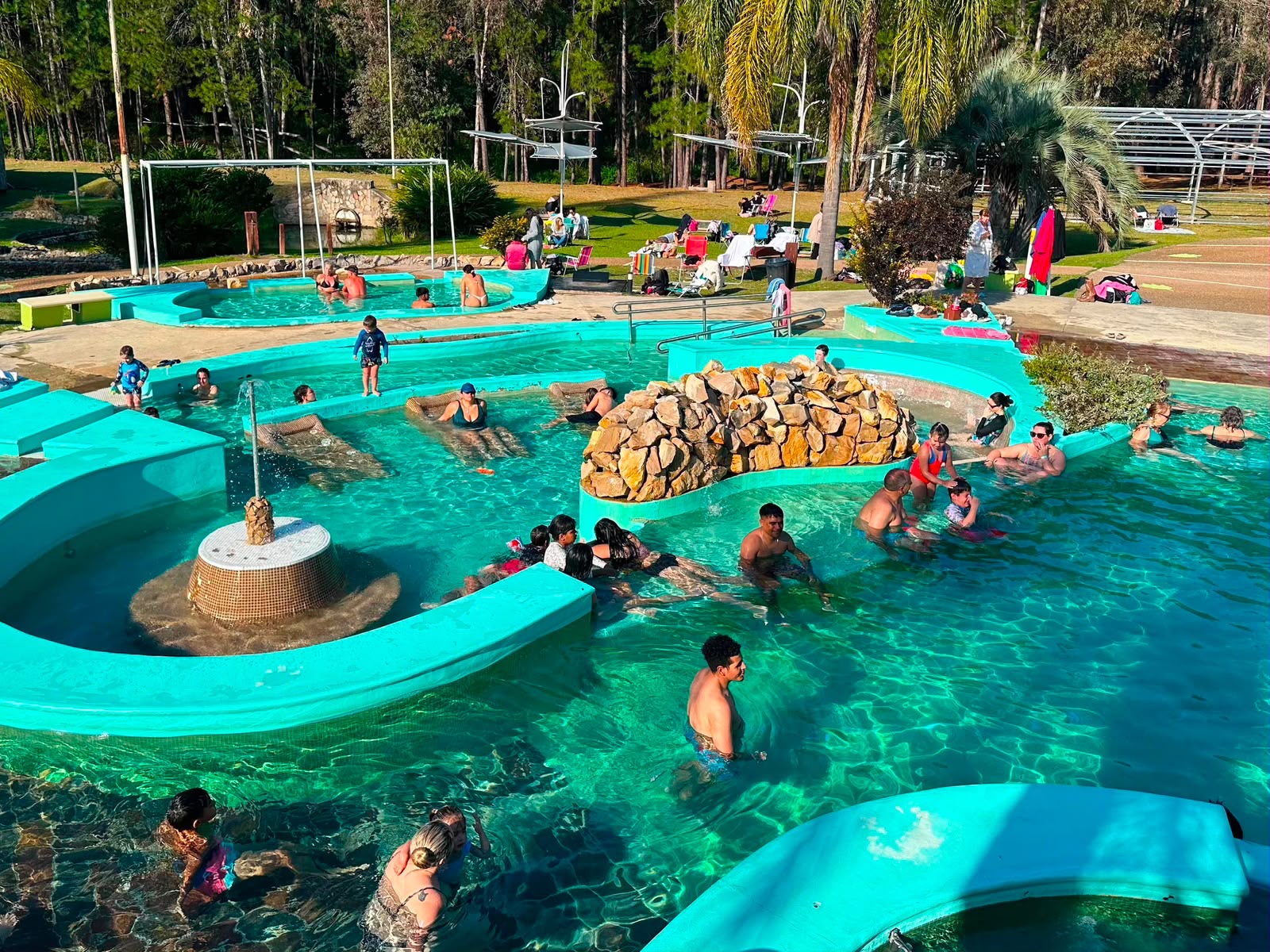 alt="vacaciones de invierno 2026 en Concordia, bañistas en las Termas del Ayuí"