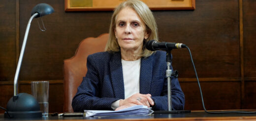 alt="Magdalena Reta de Urquiza, presidente del Concejo Deliberante de Concordia, en el estrado durante la sesión donde se trató la Emergencia Hídrica y la reestructuración de la deuda municipal en Concordia"
