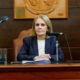 alt="Magdalena Reta de Urquiza, presidente del Concejo Deliberante de Concordia, en el estrado durante la sesión donde se trató la Emergencia Hídrica y la reestructuración de la deuda municipal en Concordia"