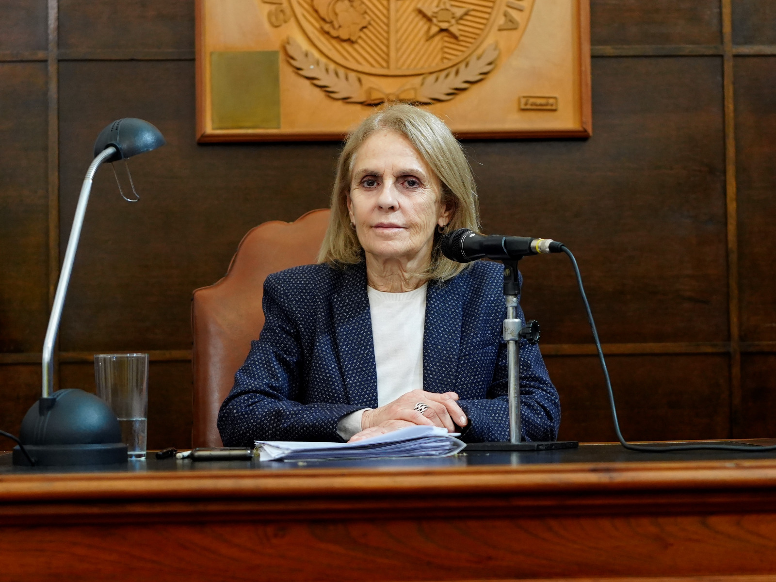 alt="Magdalena Reta de Urquiza, presidente del Concejo Deliberante de Concordia, en el estrado durante la sesión donde se trató la Emergencia Hídrica y la reestructuración de la deuda municipal en Concordia"