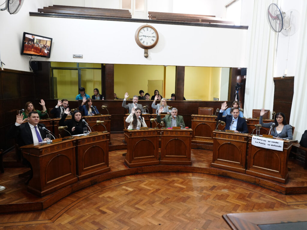 alt="Momento de la votación en el Concejo Deliberante de Concordia durante la sesión  en la que se debatió sobre la Emergencia Hídrica y la reestructuración de la deuda municipal en Concordia”