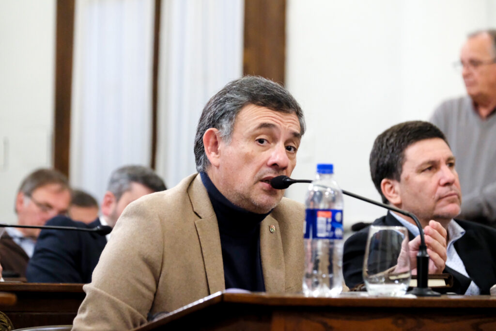 alt="El senador provincial Martín Oliva durante su intervención en el recinto, momento en el que solicitó el tratamiento sobre tablas y defendió la declaración de Emanuel Noir Ciudadano Ilustre"