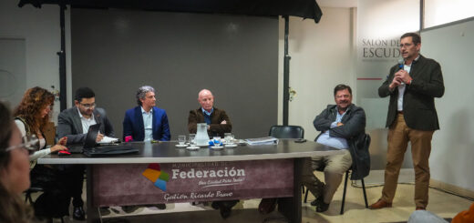 alt="Mesa de autoridades en audiencia pública para la nueva línea de alta tensión entre Federación y Chajarí"