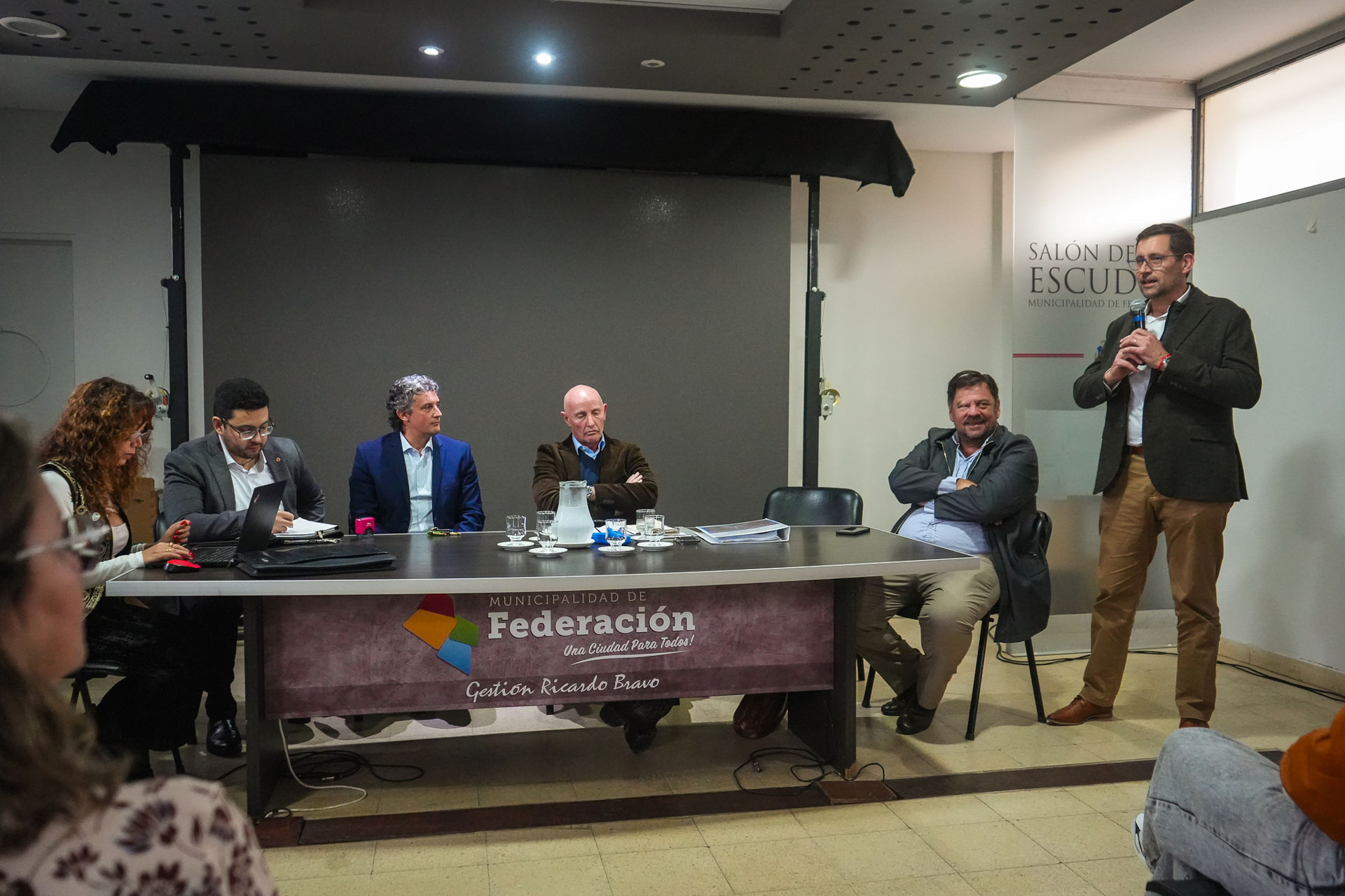 alt="Mesa de autoridades en audiencia pública para la nueva línea de alta tensión entre Federación y Chajarí"